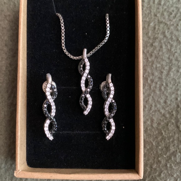 Jewelry - Beautiful necklace with matching earrings. Chain approximately 17.5 inches.